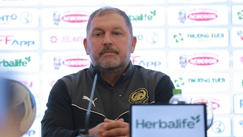 Simone Inzaghi celebrating with his Inter Milan players after beating Barcelona.